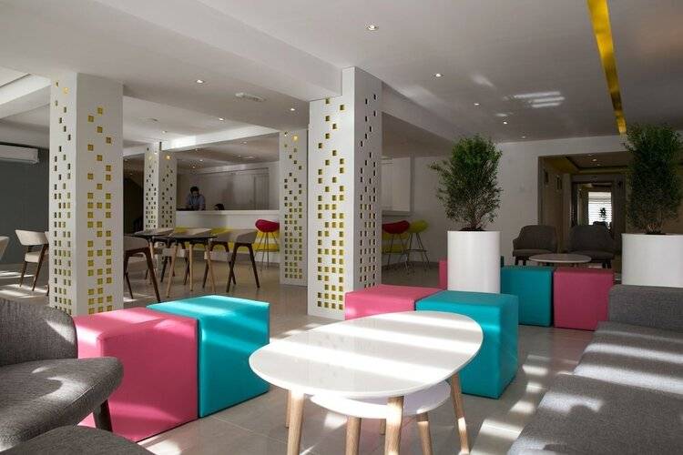 Flora Maria Hotel And Annex Apartments