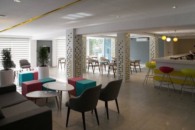 Flora Maria Hotel And Annex Apartments