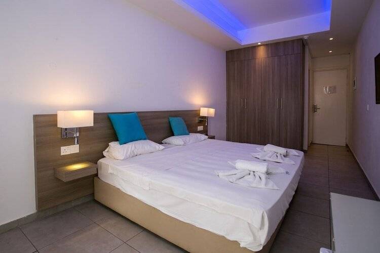 Flora Maria Hotel And Annex Apartments