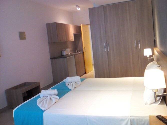 Flora Maria Hotel And Annex Apartments