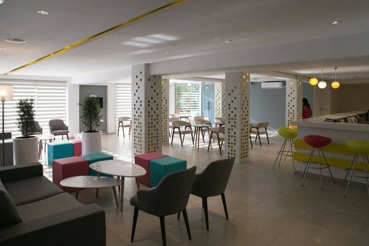 Flora Maria Hotel And Annex Apartments