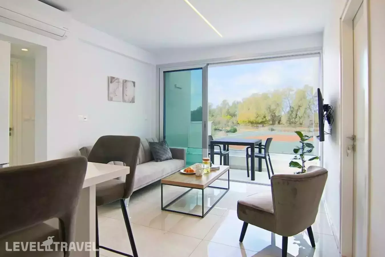 Phaedrus Living: Seaside Executive Flat Harbour 201