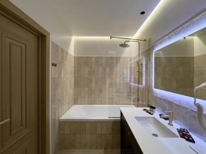 Арт Отель Astoria Hotel