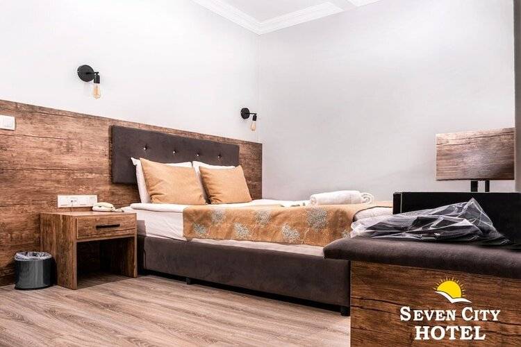 Seven City Hotel