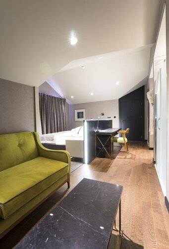 7 Rooms (Adults Only 18+)