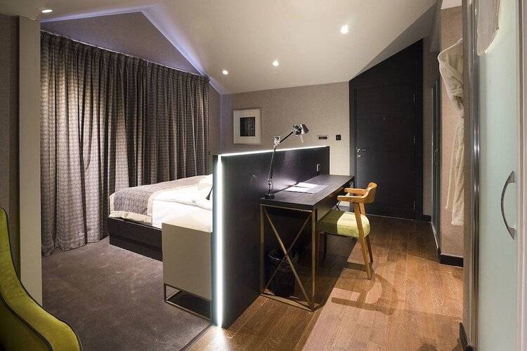 7 Rooms (Adults Only 18+)
