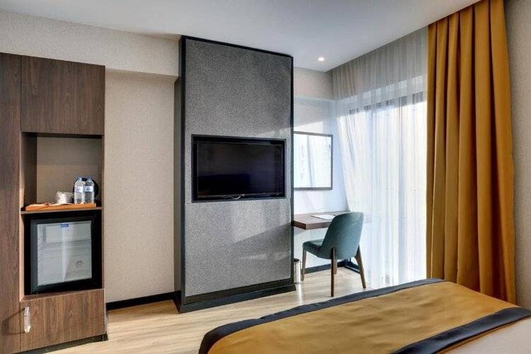 Leo Suites