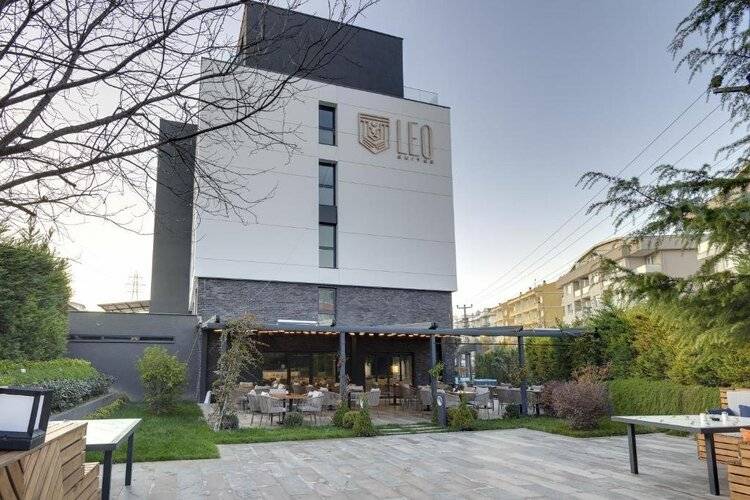 Leo Suites