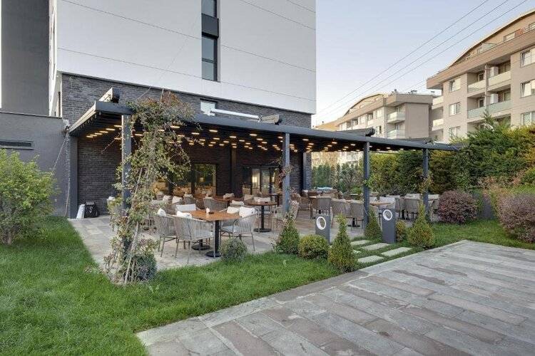 Leo Suites