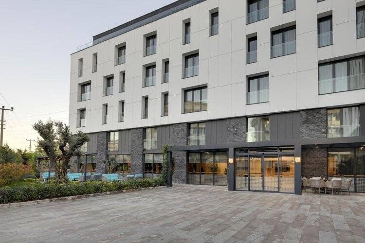 Leo Suites