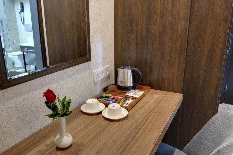 Leo Suites