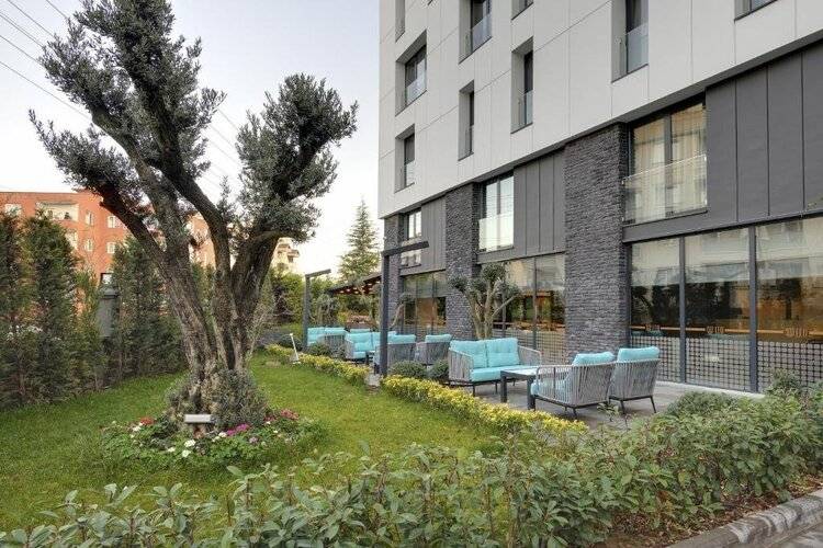 Leo Suites