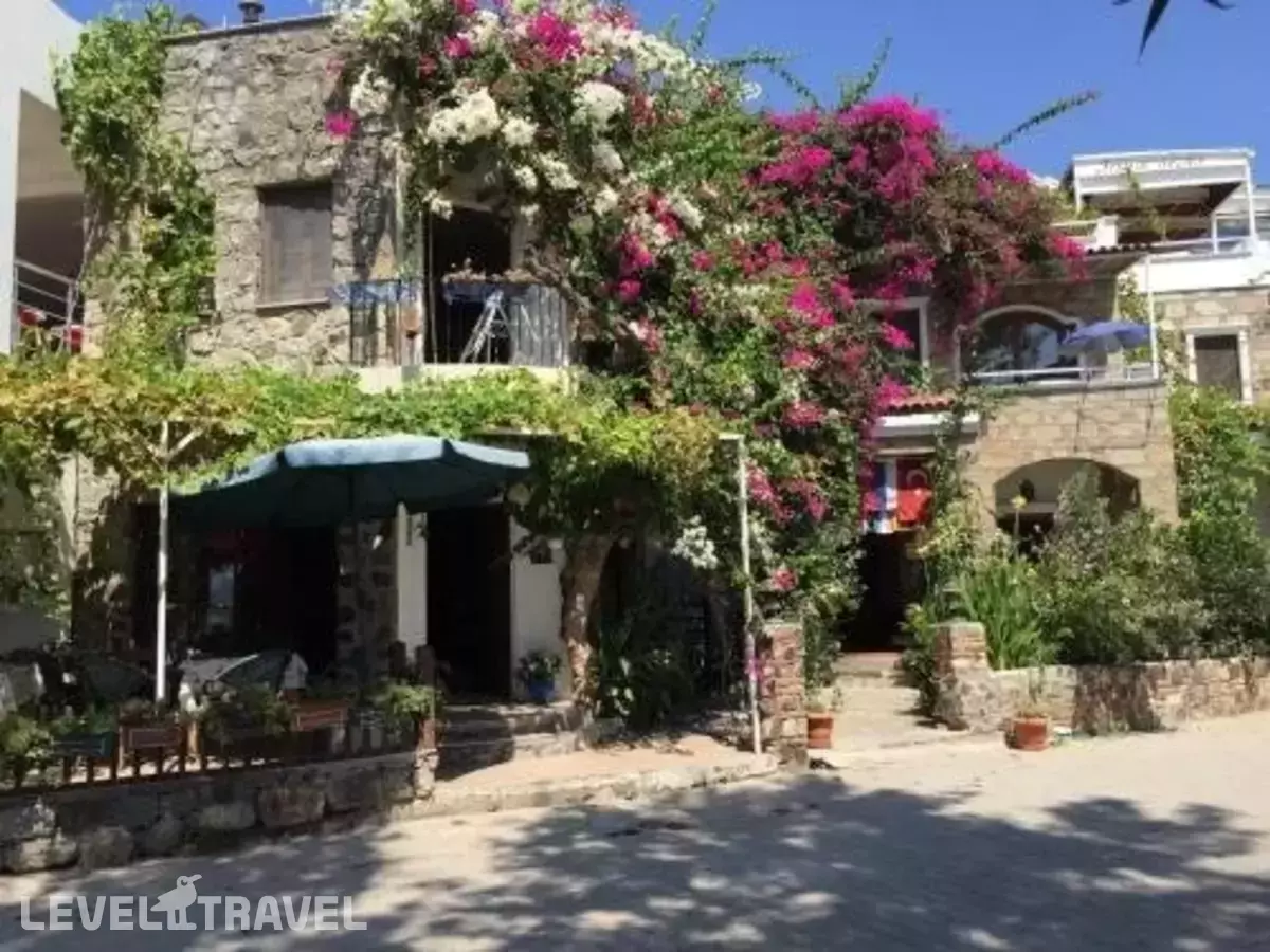 Four Seas Apart Hotel