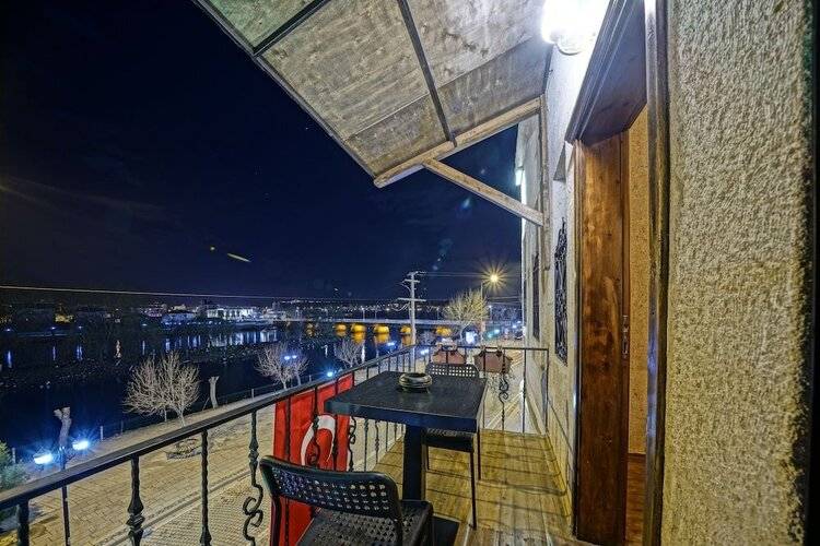Lemon Cave Suites And Coffee House