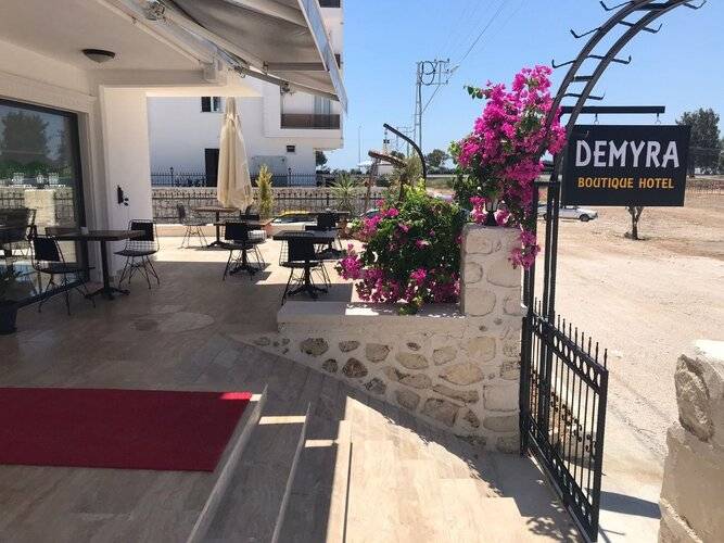 Demyra Boutique