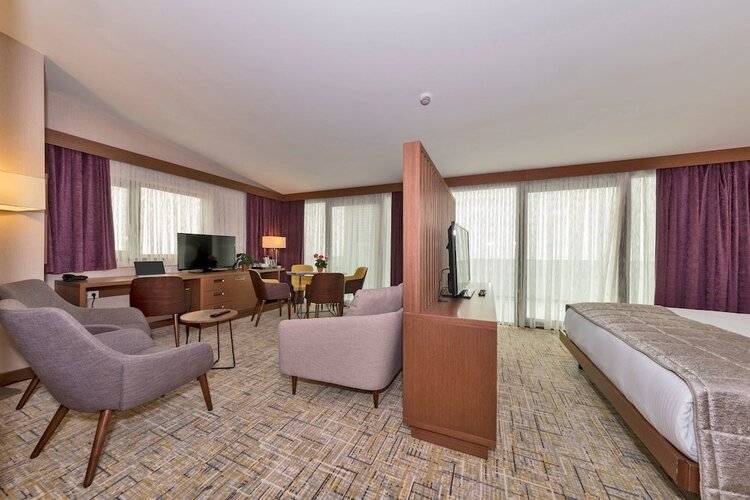 Land Park Hotel