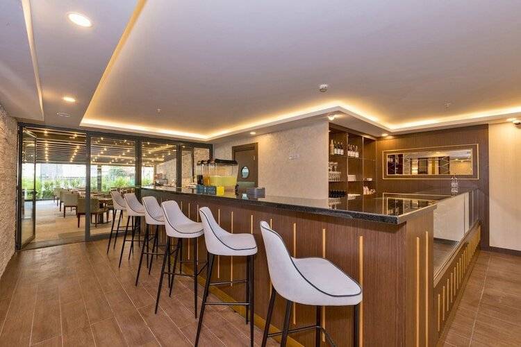 Land Park Hotel