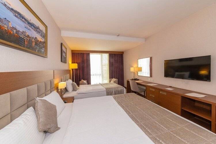 Land Park Hotel