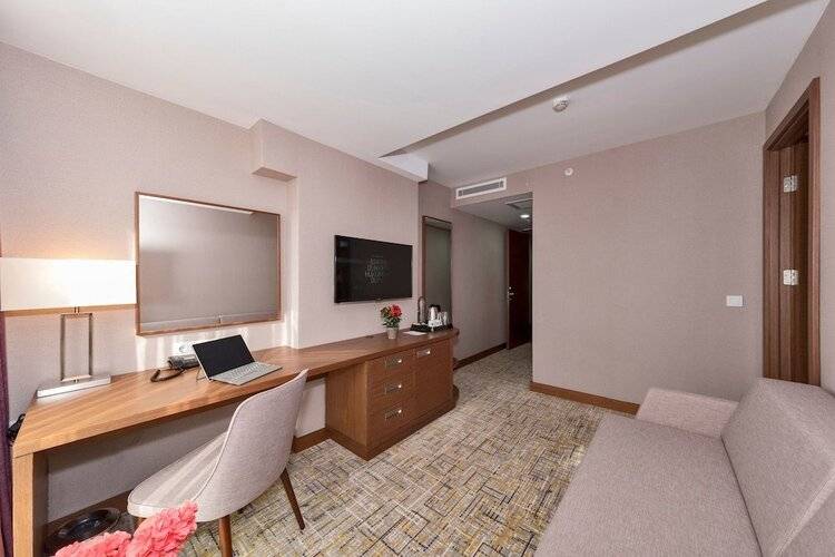 Land Park Hotel