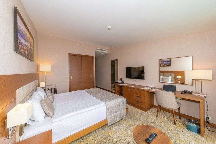 Land Park Hotel