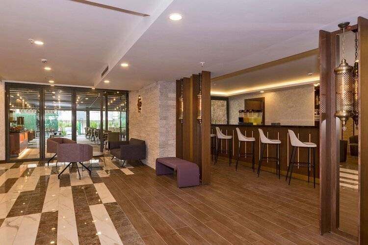 Land Park Hotel