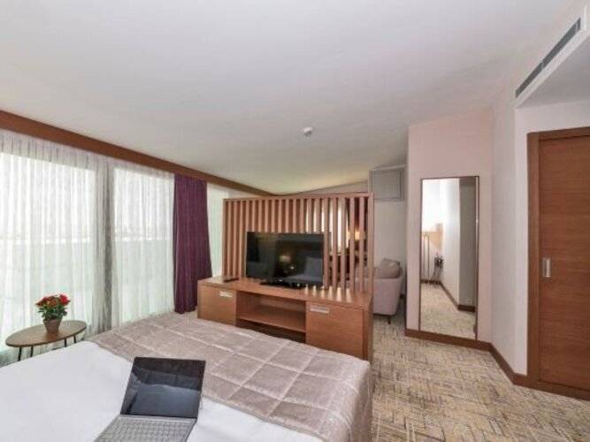 Land Park Hotel