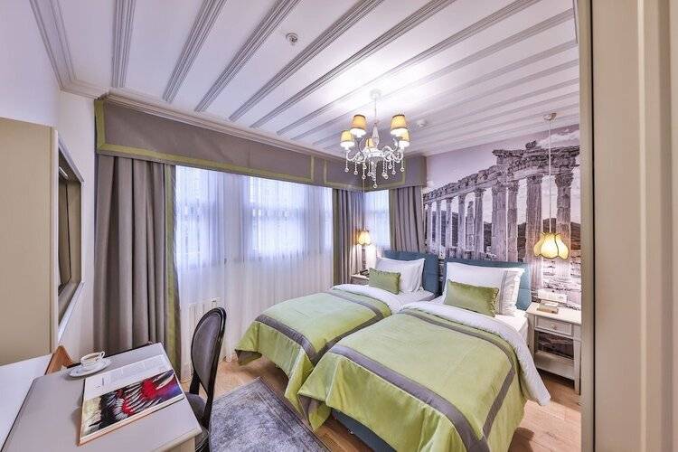 9 Doors Hotel