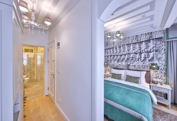 9 Doors Hotel