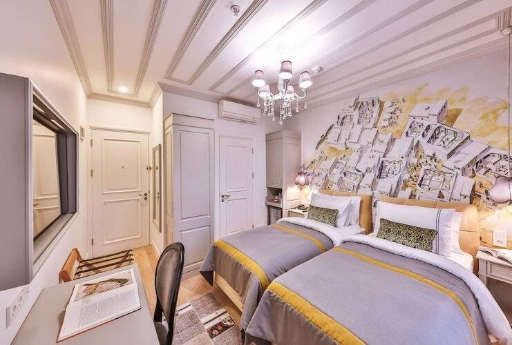9 Doors Hotel