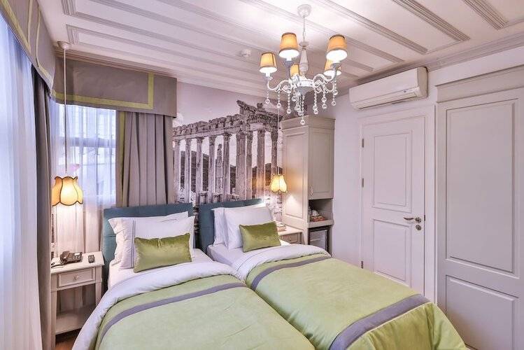 9 Doors Hotel
