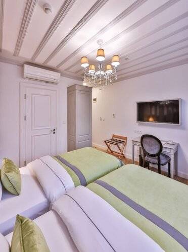 9 Doors Hotel