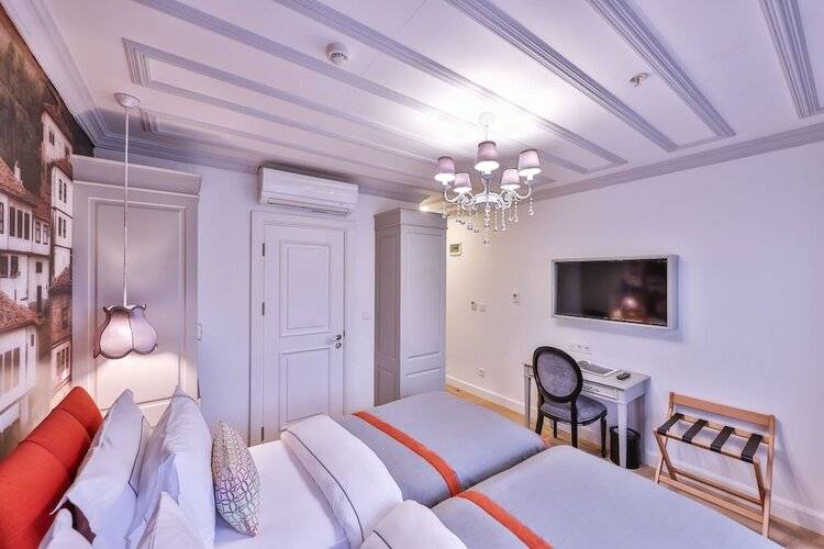 9 Doors Hotel