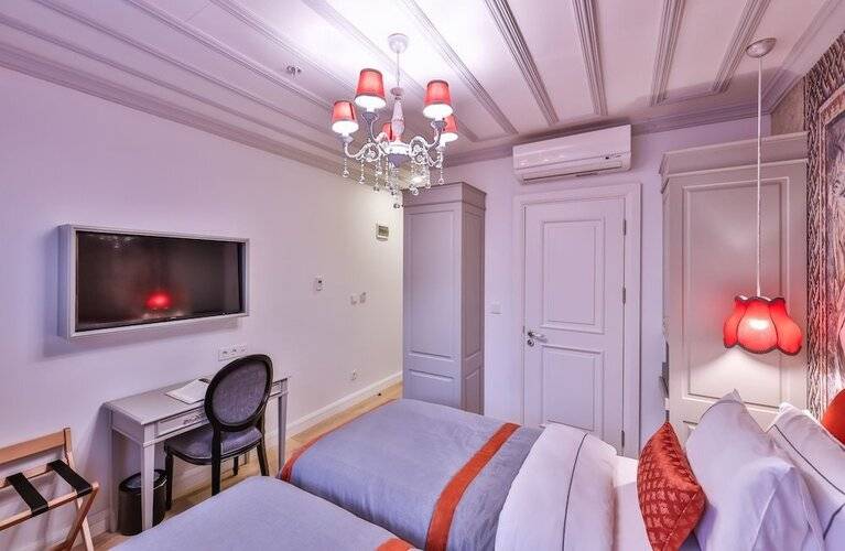 9 Doors Hotel