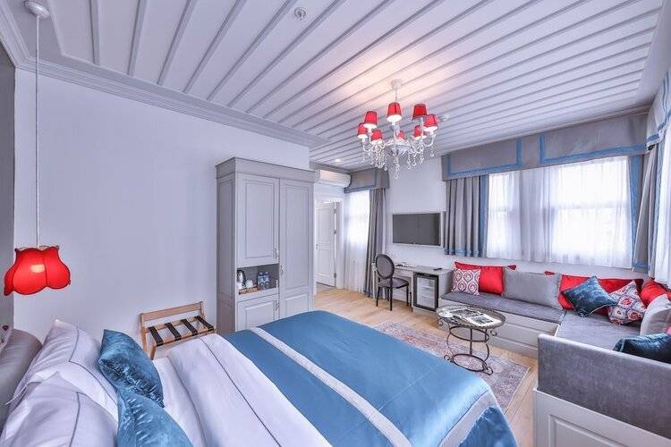 9 Doors Hotel