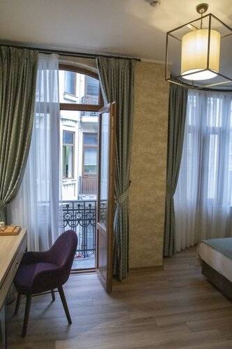 Castle Franco Suites