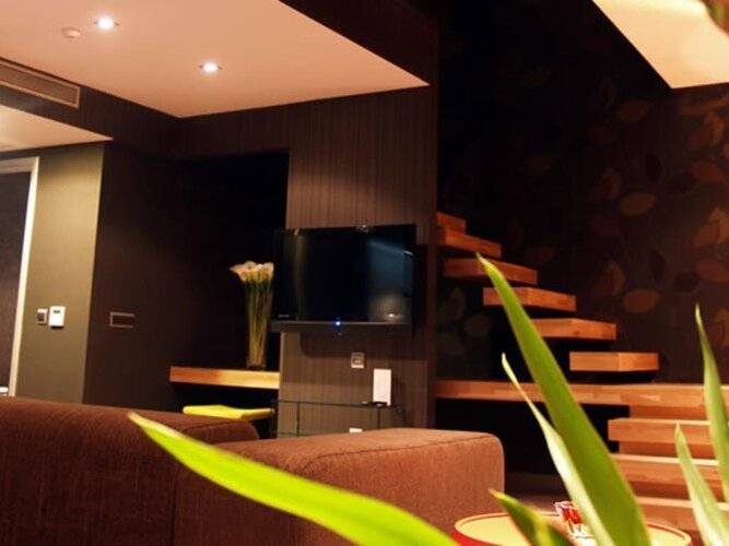 Vernazza Suites Hotel