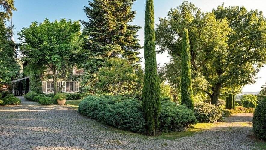 Enchanting 22 000m2 Property And Elegant 5 Bedroom Manor