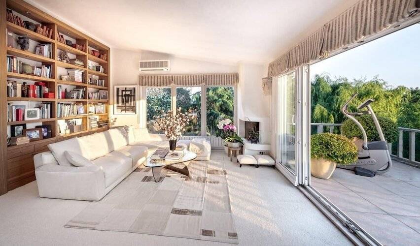 Enchanting 22 000m2 Property And Elegant 5 Bedroom Manor