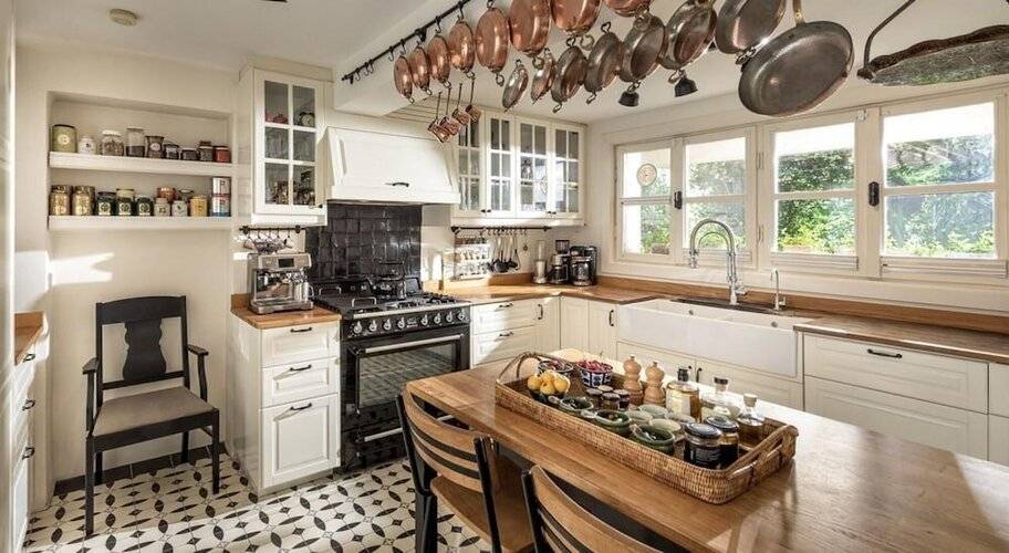 Enchanting 22 000m2 Property And Elegant 5 Bedroom Manor
