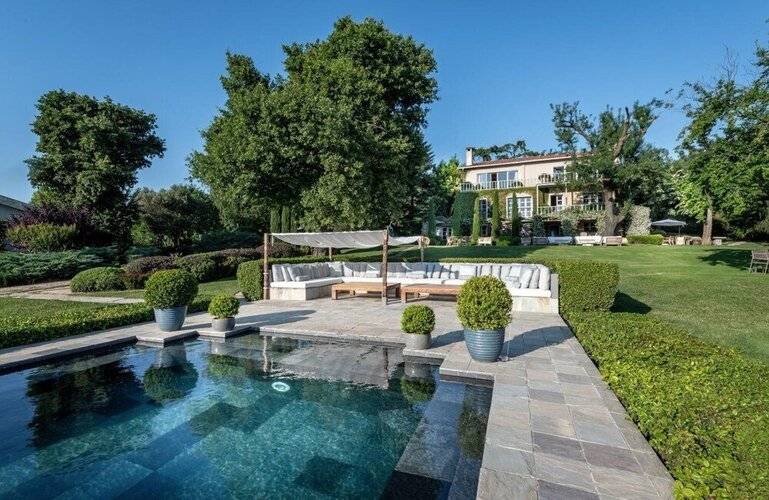 Enchanting 22 000m2 Property And Elegant 5 Bedroom Manor