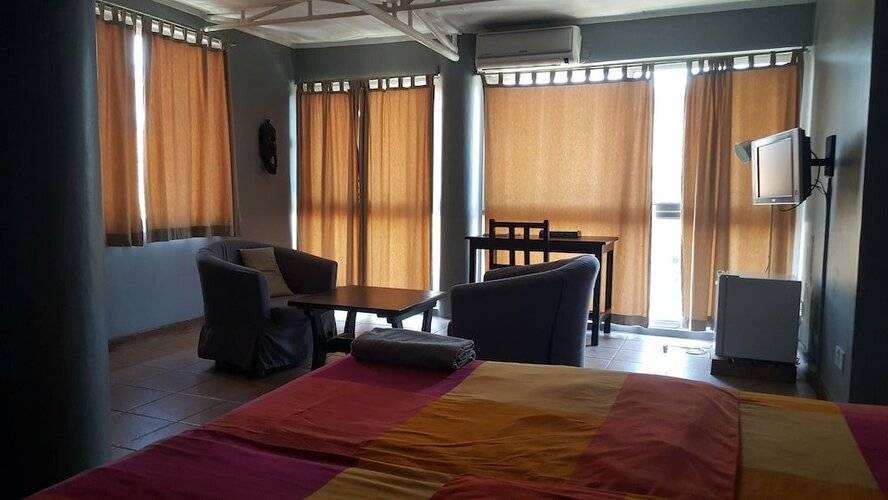 Q-Bar & Guest House
