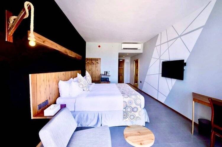 Giraffe Beach Hotel