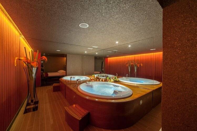 Maestral Resort & Casino