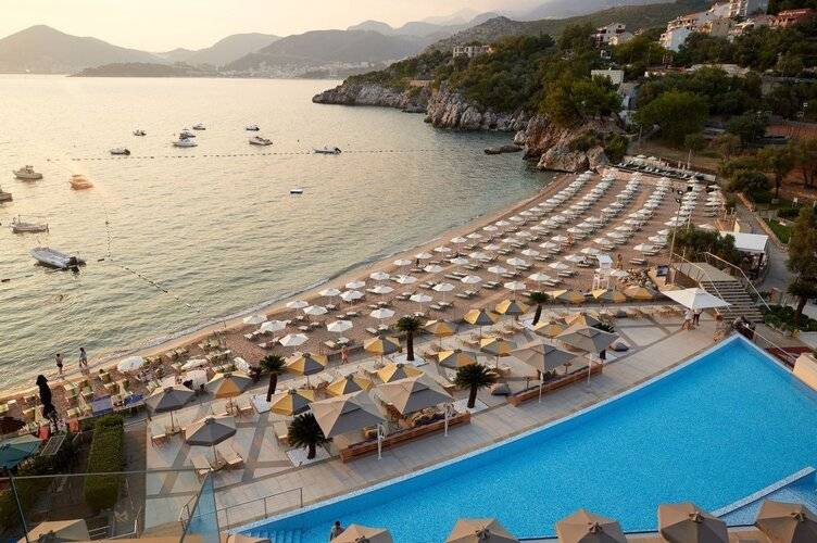 Maestral Resort & Casino