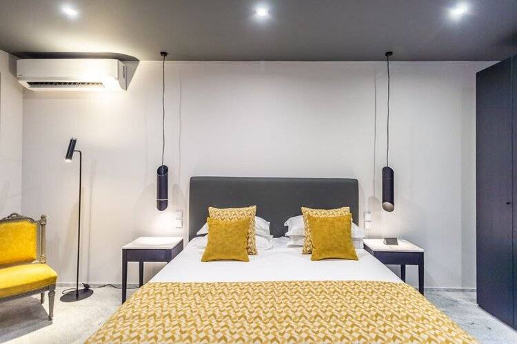 33 Solonos Suites
