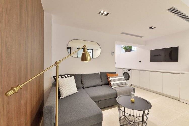 Phaedrus Living: City Center Luxury Flat Skoufa
