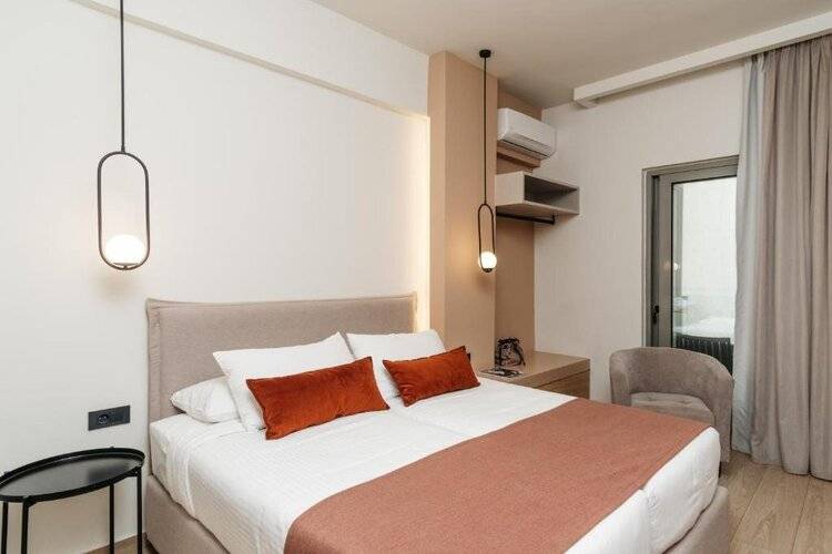 The City Hotel & Suites