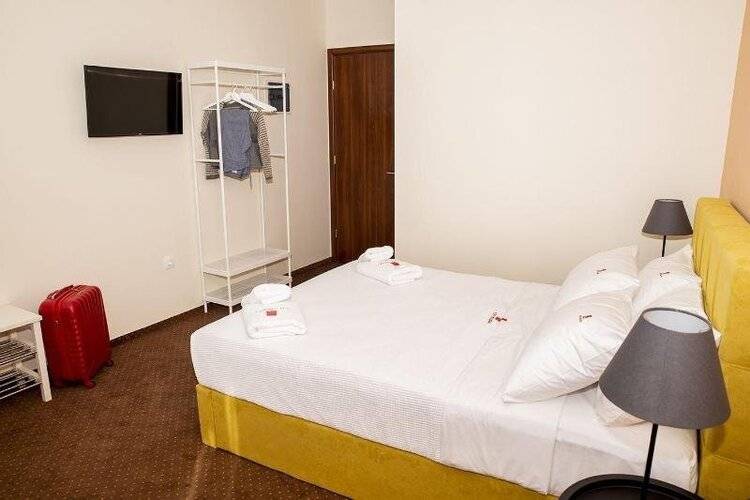 City Plaza Apartments & Rooms