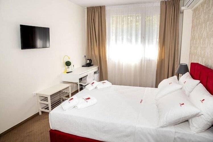 City Plaza Apartments & Rooms