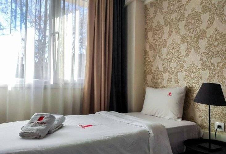 City Plaza Apartments & Rooms